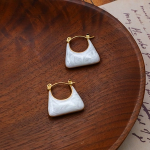 Eleganti orecchini a forma di borsa con finitura in marmo bianco e placcati oro 18K