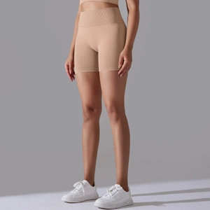 Gros plan sur la taille haute côtelée sans couture du short de yoga beige