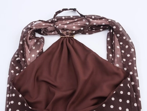 Détail du haut dos nu marron à pois avec boucle dorée et tissu en mousseline légère