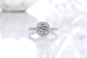 Dettaglio dell'anello in moissanite argento con halo di diamanti e riflesso specchio
