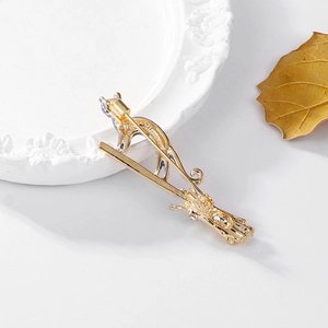 Broche chat sur balai volant chic en alliage doré avec détails en strass scintillants