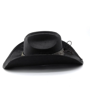Détail du chapeau de cowboy noir avec ruban tressé et bord incurvé pour l'extérieur