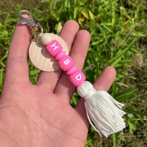 Porte-clés perlé lumineux avec lettres HBD, plaque en bois et pompon blanc élégant