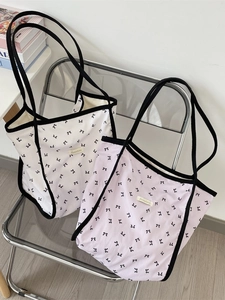 Grands sacs fourre-tout en toile avec motifs de nœuds noirs en blanc et rose