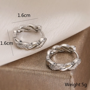 Gros plan détaillé de boucles d'oreilles torsadées en argent de 1,6 cm avec zircons brillants