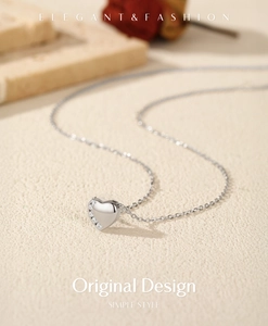 Elegante collana a cuore in argento 925 con pietre pavé su una superficie testurizzata