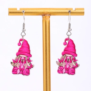 Detailaufnahme der rosa Schleifen-Zwerg-Ohrringe aus Acryl auf einem goldenen Schmuckständer