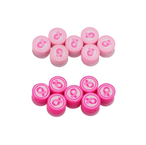Dettaglio di perline in silicone rosa e fucsia con logo nastro rosa per la sensibilizzazione