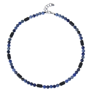 Collier pour homme en pierre naturelle bleue et roche volcanique sur fond blanc pur