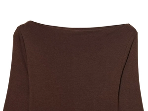 Gros plan de l'élégant col bateau marron sur ce haut en tricot pour femmes