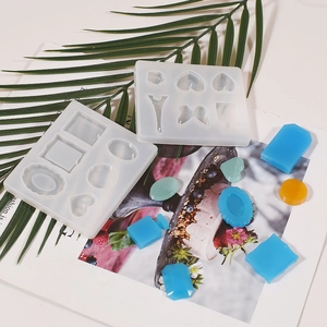 Vue macro des moules en silicone pour bijoux en résine DIY avec formes de tour Eiffel