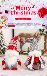 Detail von Weihnachtswichteln mit Strickmützen und Schneeflocken auf einem weißen Teppich