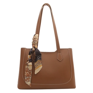 Sac fourre-tout élégant en cuir marron avec foulard en soie vintage sur fond blanc