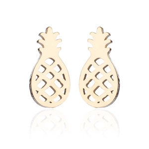 Vue détaillée de boucles d'oreilles ananas dorées avec texture métallique évidée et reflets