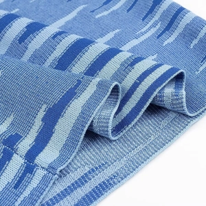 Détail de la texture en maille bleue avec motif à rayures irrégulières sur la robe