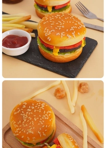 Détail macro d'un burger et frites en PU artificiel avec textures et couleurs réalistes