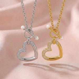 Colliers à pendentif cœur exagéré en or et argent avec diamants sur fond de soie rose
