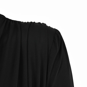 Detailaufnahme der Raffung an der Schulter und Stofftextur des schwarzen Langarmbodys