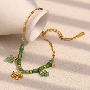 Dettaglio del bracciale placcato oro 18K con perline verdi e ciondolo a fiore fine