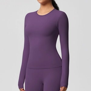 Vue de face de l'ensemble de yoga violet à manches longues et legging taille haute