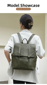 Rückansicht von Vintage-Rucksack aus grünem Leder mit retro Metallschnallen im Freien