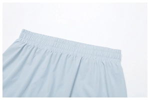 Dettaglio gonna da tennis azzurra con ampia fascia elastica in vita e cuciture rinforzate