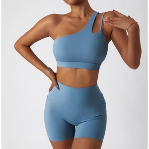 Detail of high-waist yoga shorts featuring side pockets and breathable seamless fabric