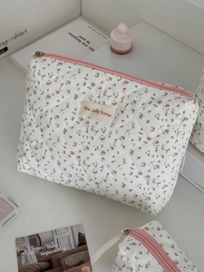 Trousse de maquillage matelassée avec motif floral rose et fermeture éclair de voyage