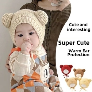 Dettaglio del cappello in maglia per neonati con orecchie da orso in vari colori