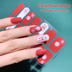 Stickers ongles de Noël avec motifs renne et flocons sur fond rouge festif