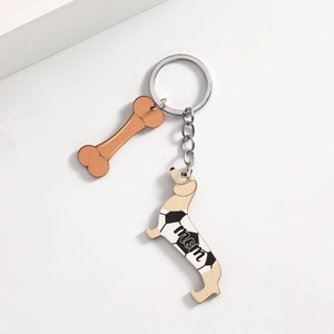 Teckel sleutelhanger met bruine bot hanger en Mom-tekst op een witte achtergrond