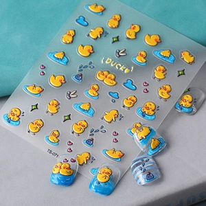 Makroaufnahme von TS-071 3D-Enten-Nagelaufklebern auf blauen und klaren Nägeln