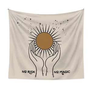 Tapisserie bohème avec soleil mystique, motif de mains et texte No Risk No Magic