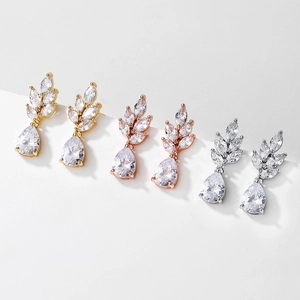 Detail von Tropfenohrringen in Gold, Roségold und Silber mit Marquise-Schliff Steinen