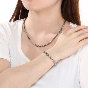 Ensemble collier et bracelet à maillons O en argent minimaliste porté par un modèle
