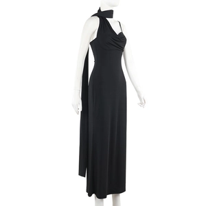 Robe longue noire moulante avec foulard élégant au cou et design sans manches
