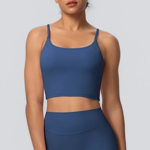 Vue détaillée de l'ensemble de yoga bleu marine avec haut à fines bretelles et legging taille haute