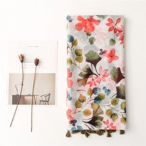 Écharpe bohème à fleurs avec pompons verts et imprimé botanique sur tissu blanc