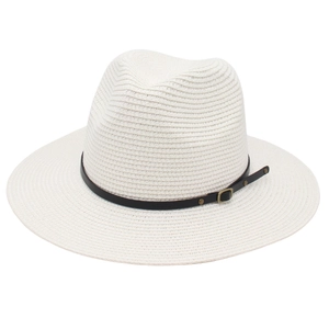 Dettaglio del cappello Panama bianco a trama con cinturino in pelle nera e fibbia metallica