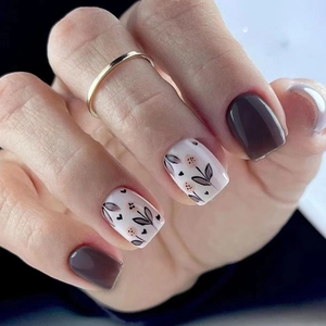 Faux Ongles Fleurs Violettes Courts Carrés Couverture Complète Style Frais Doux Brillant Manucure Élégante
