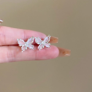 Détails des boucles d'oreilles papillon en argent avec pierres d'opale rose et textures