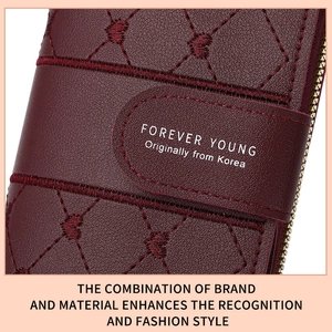 Detalle de cartera de cuero burdeos acolchado con logotipo Forever Young y costura fina