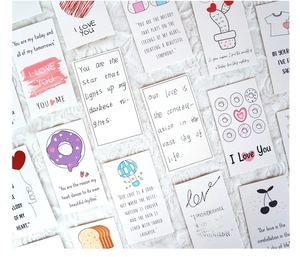 Vue à plat de cartes de notes d'amour pour boîte à lunch avec citations et illustrations