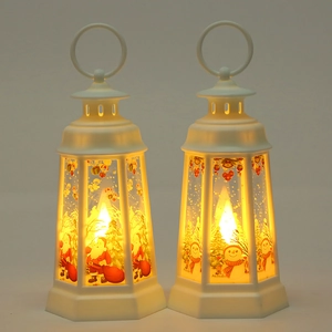 Gros plan de lanternes de Noël blanches avec motifs Père Noël, bonhomme de neige et LED