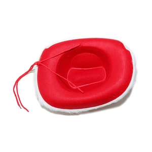 Dettaglio del cappello da cowboy di Natale rosso con bordo in pelliccia e cordino regolabile