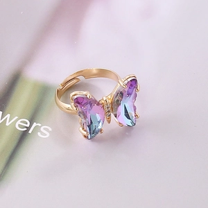 Primer plano de anillo mariposa degradado morado mostrando las alas y el acabado dorado