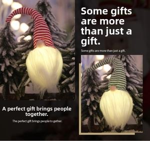 Détail d'un gnome de Noël suspendu lumineux avec lumière LED chaude dans la barbe blanche