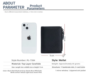 Comparación de tamaño de cartera de cuero granulado negro junto a un smartphone moderno