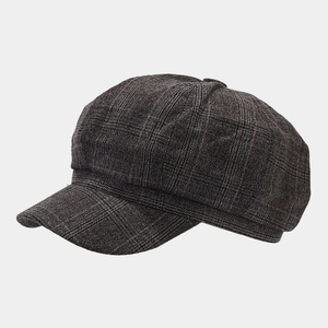 Primer plano de gorra de cuadros marrón vintage con textura clásica de lana británica