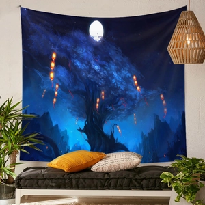 Dettaglio dell'arazzo foresta fantasy con albero luminoso e luna su una parete bianca